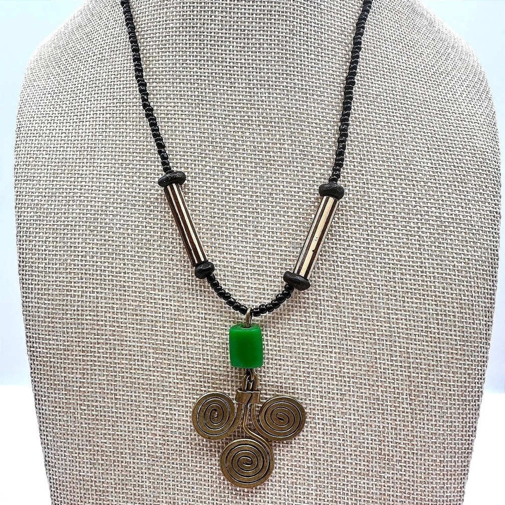 Vintage Y2K Artisan Triple Spiral Pendant Necklace Green Bead Wood Style Jewelry